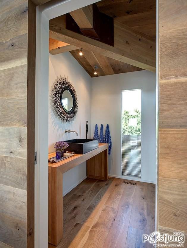 Earthy Timber Clad Interiors vs. Urban Glass Exteriors: Cottage Design by Bates Masi Architects