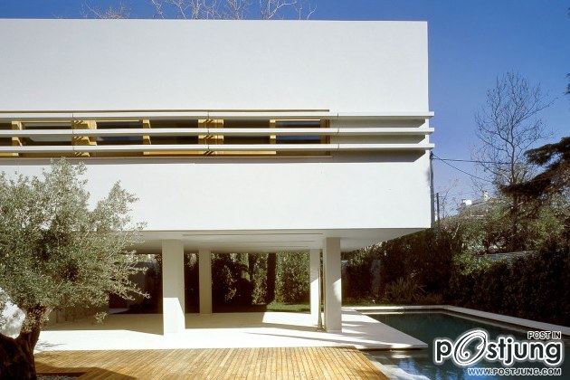 CONTEMPORARY INDOOR OUTDOOR GREEK RESIDENCE