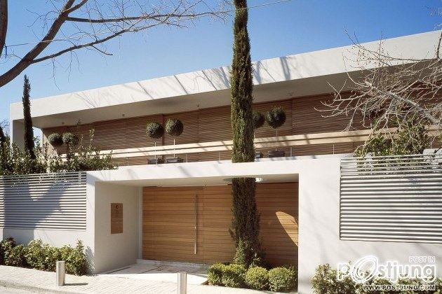 CONTEMPORARY INDOOR OUTDOOR GREEK RESIDENCE