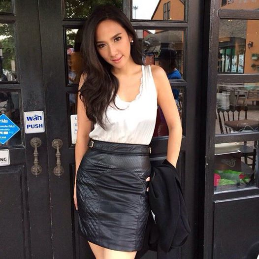 ''ออร่าแรง อ่าเนอะ แต่งเบามาก ๆ ทั้งหน้าทั้งผมทั้งตัว She is so Beautiful ''