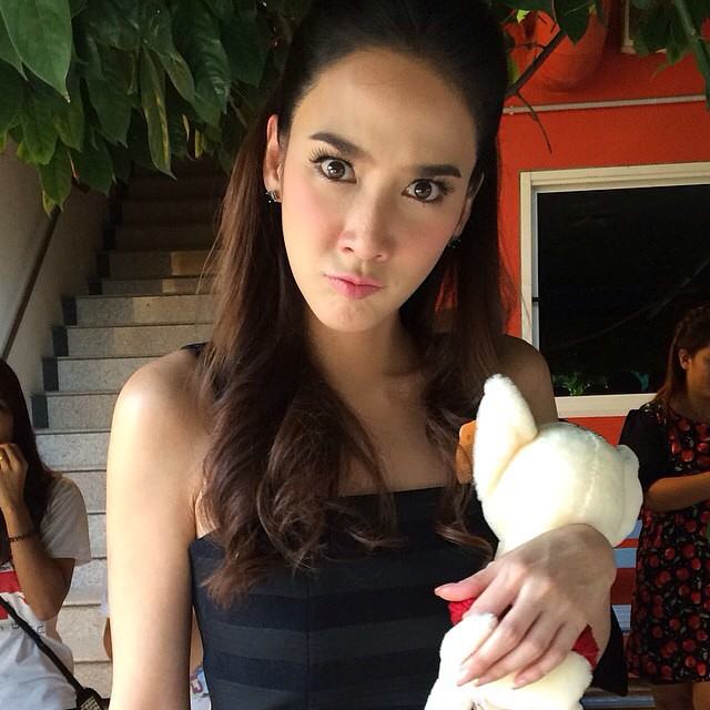 ''ออร่าแรง อ่าเนอะ แต่งเบามาก ๆ ทั้งหน้าทั้งผมทั้งตัว She is so Beautiful ''