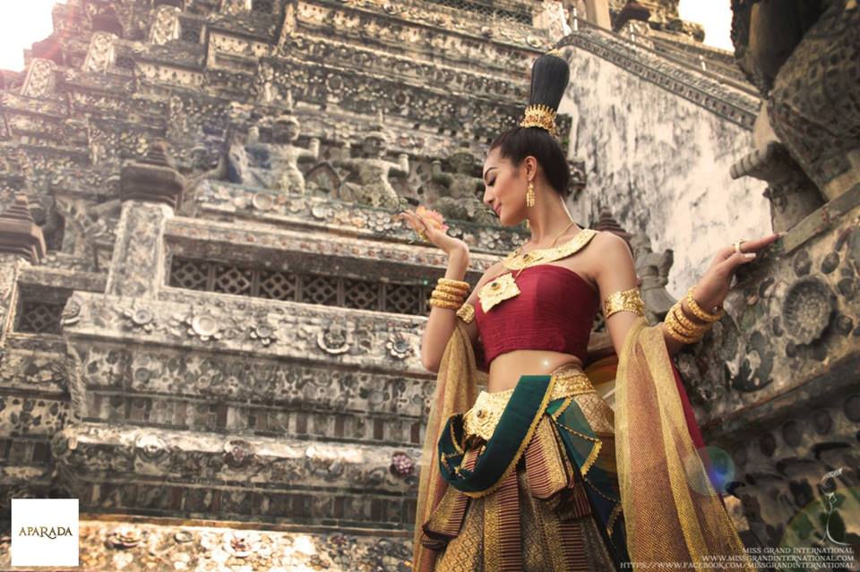 น้องปลา ปรภัสสร ดิษฐ์ดํารง - Miss Grand Thailand 2014 ในชุดประจำชาติผ้าไหมยกดอกสังเวียน ลายพิกุลสมเด