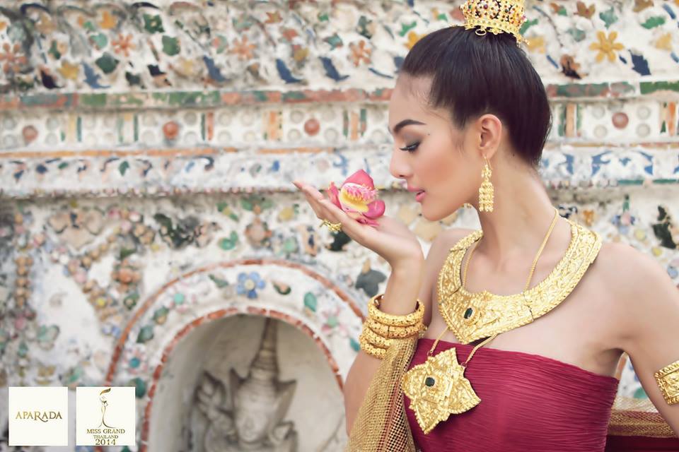 น้องปลา ปรภัสสร ดิษฐ์ดํารง - Miss Grand Thailand 2014 ในชุดประจำชาติผ้าไหมยกดอกสังเวียน ลายพิกุลสมเด