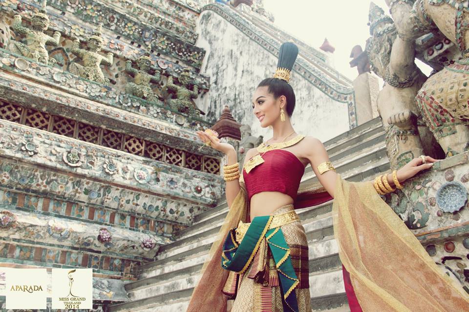 น้องปลา ปรภัสสร ดิษฐ์ดํารง - Miss Grand Thailand 2014 ในชุดประจำชาติผ้าไหมยกดอกสังเวียน ลายพิกุลสมเด