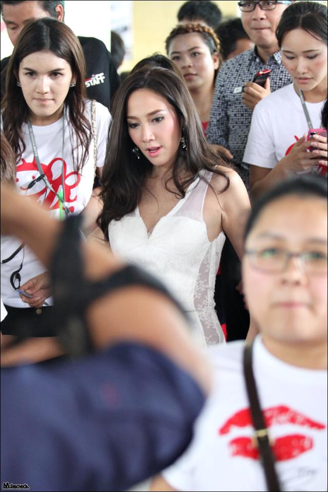 ท่าโบกมือนาง ยิ่งกว่านางงามอีกนะค้ะ!!