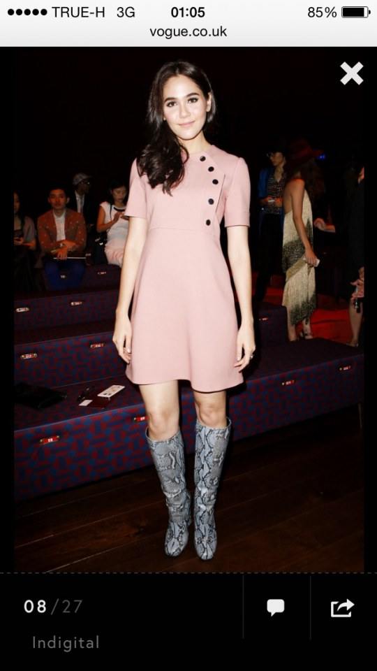 www.vogue.co.uk ลงภาพ ชมพู่ นั่งfront row