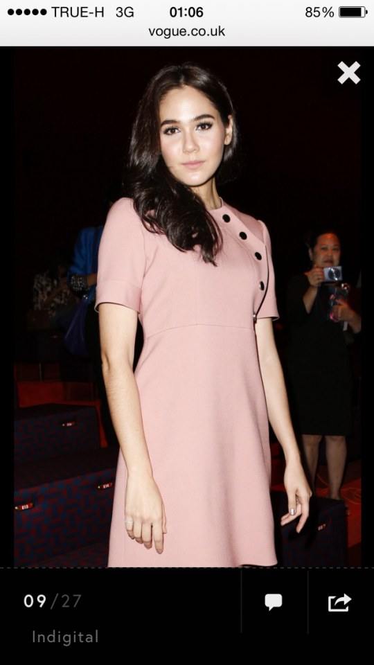 www.vogue.co.uk ลงภาพ ชมพู่ นั่งfront row