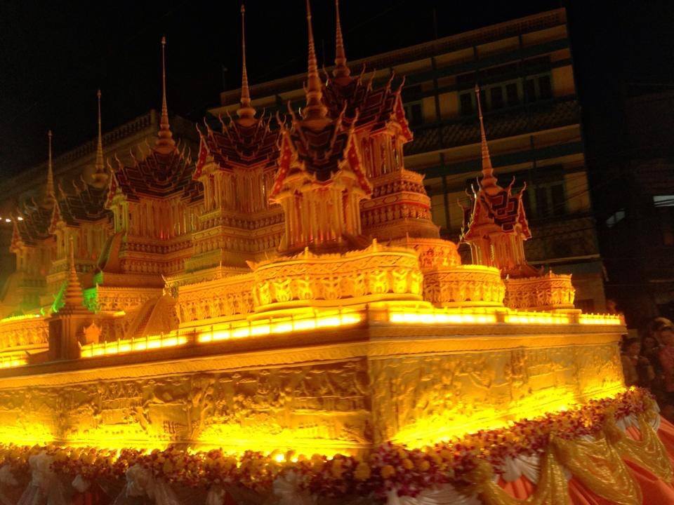 งามเป็นหนึ่งปราสาทผึ้งเมืองสกล