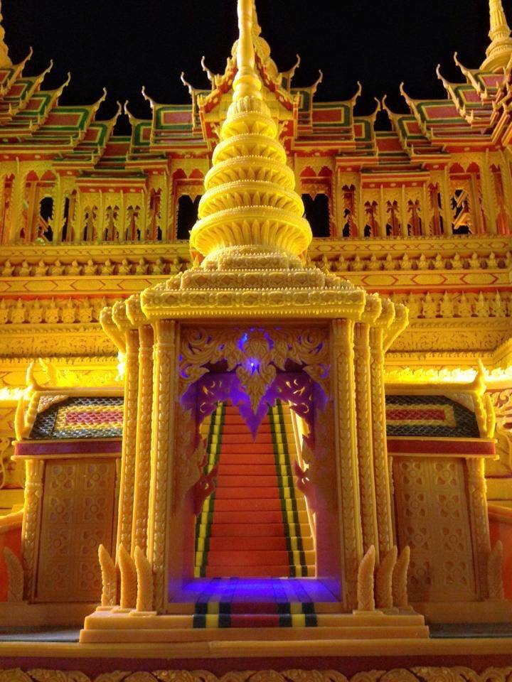 งามเป็นหนึ่งปราสาทผึ้งเมืองสกล