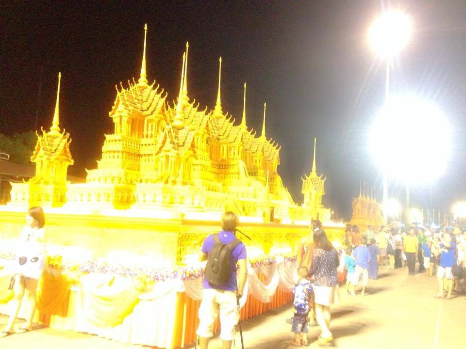 งามเป็นหนึ่งปราสาทผึ้งเมืองสกล