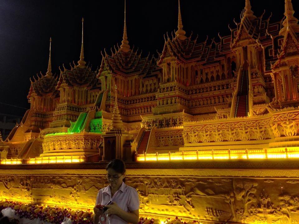งามเป็นหนึ่งปราสาทผึ้งเมืองสกล