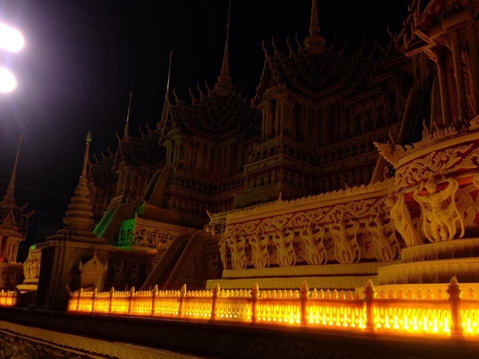 งามเป็นหนึ่งปราสาทผึ้งเมืองสกล
