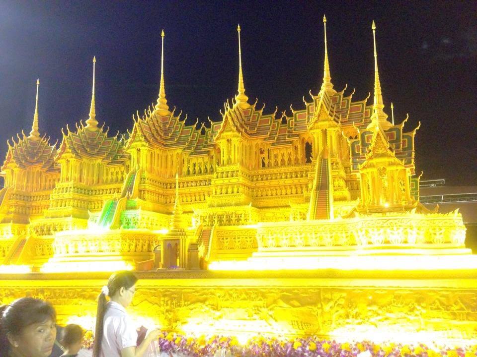 งามเป็นหนึ่งปราสาทผึ้งเมืองสกล