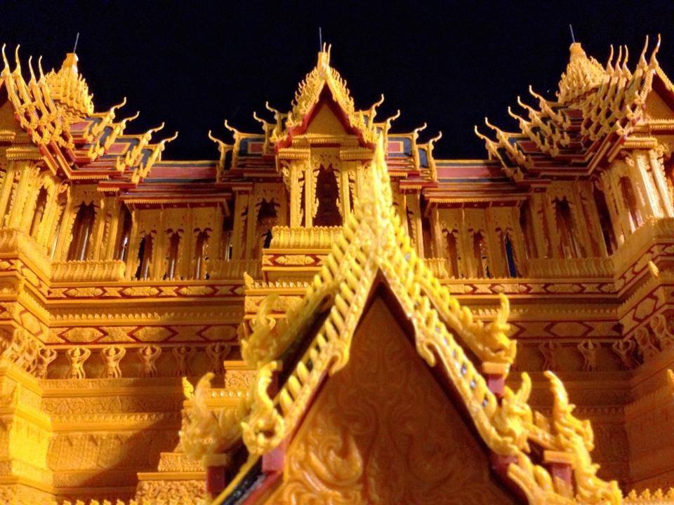 งามเป็นหนึ่งปราสาทผึ้งเมืองสกล