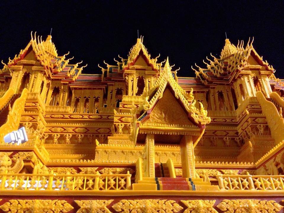 งามเป็นหนึ่งปราสาทผึ้งเมืองสกล