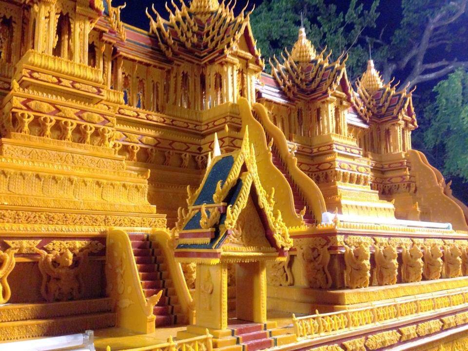 งามเป็นหนึ่งปราสาทผึ้งเมืองสกล