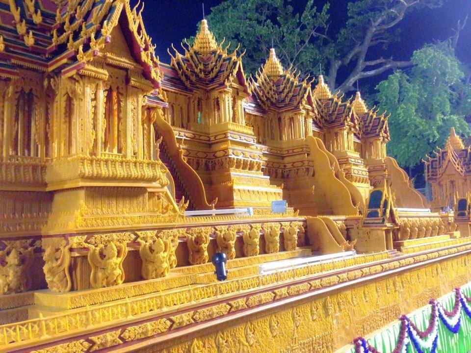 งามเป็นหนึ่งปราสาทผึ้งเมืองสกล