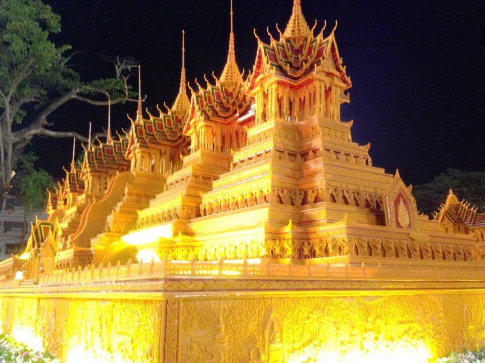 งามเป็นหนึ่งปราสาทผึ้งเมืองสกล