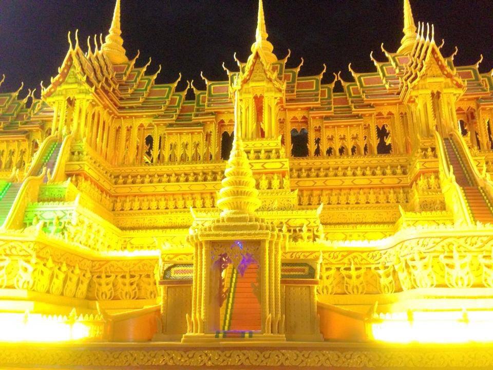 งามเป็นหนึ่งปราสาทผึ้งเมืองสกล