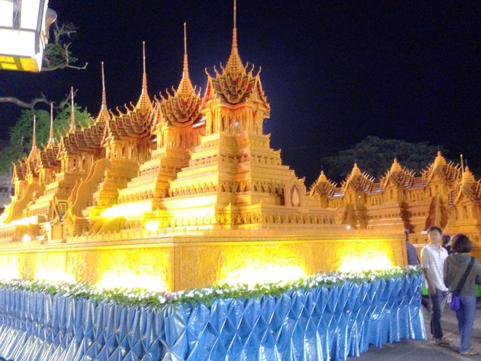 งามเป็นหนึ่งปราสาทผึ้งเมืองสกล