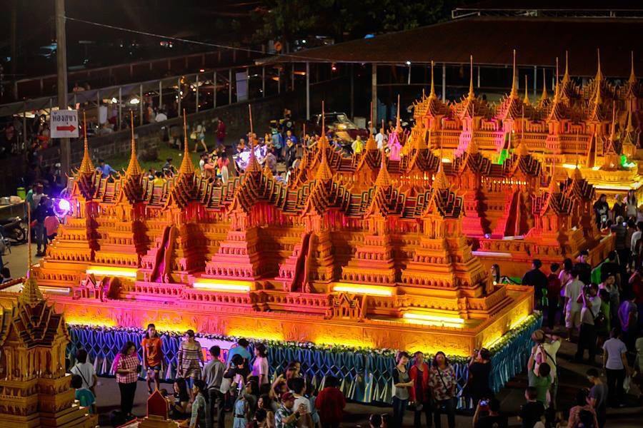 งามเป็นหนึ่งปราสาทผึ้งเมืองสกล