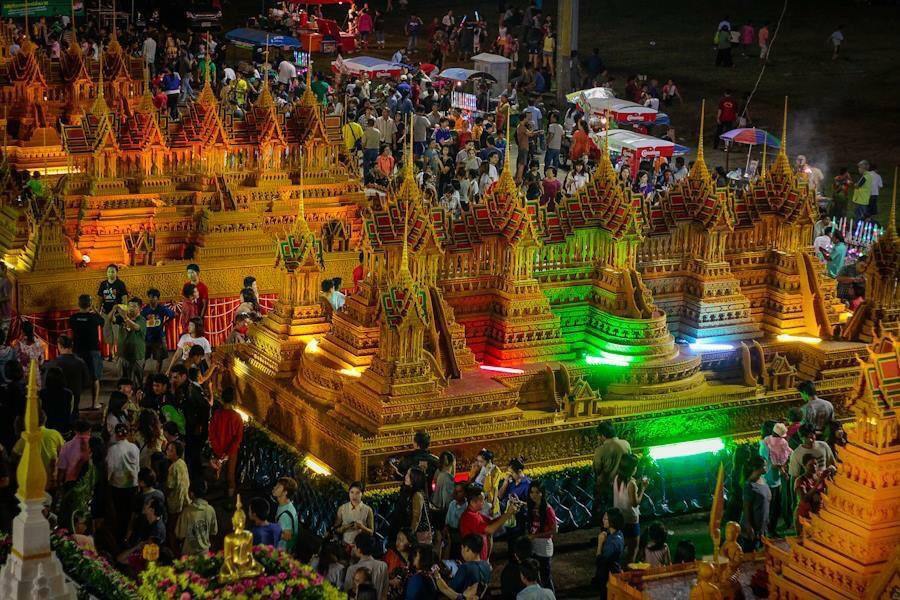 งามเป็นหนึ่งปราสาทผึ้งเมืองสกล