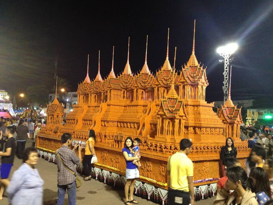 งามเป็นหนึ่งปราสาทผึ้งเมืองสกล