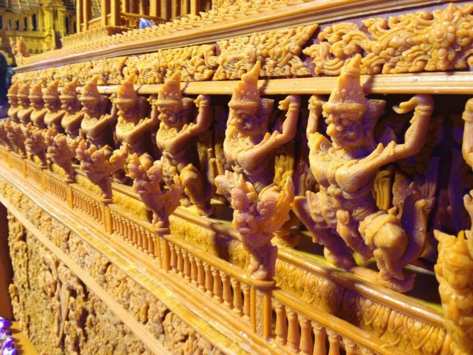 งามเป็นหนึ่งปราสาทผึ้งเมืองสกล