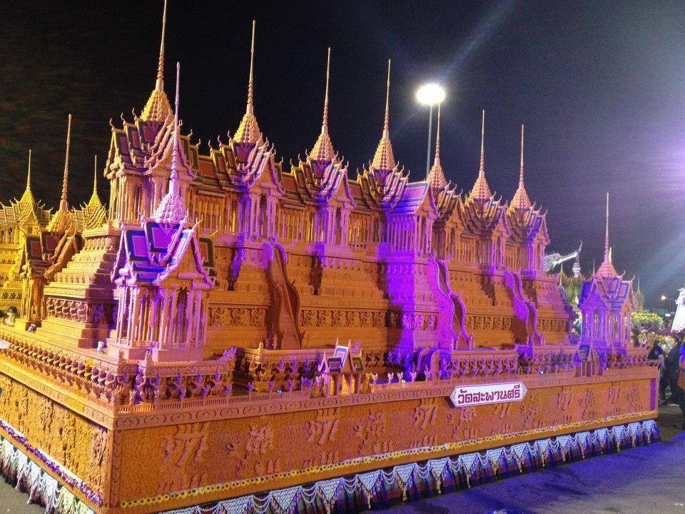 งามเป็นหนึ่งปราสาทผึ้งเมืองสกล
