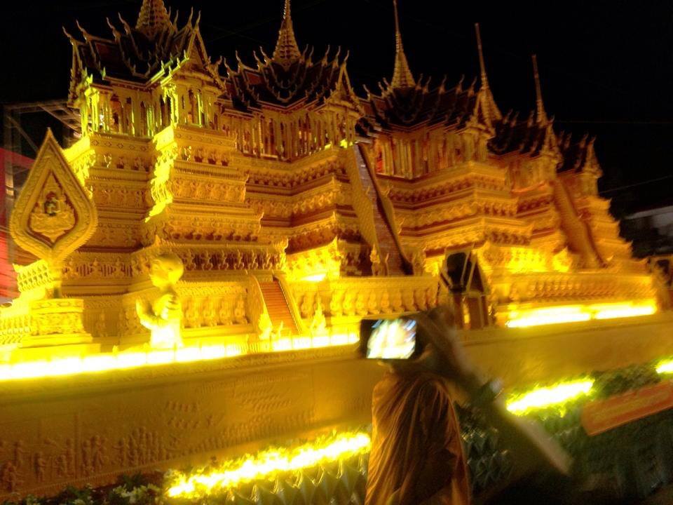 งามเป็นหนึ่งปราสาทผึ้งเมืองสกล