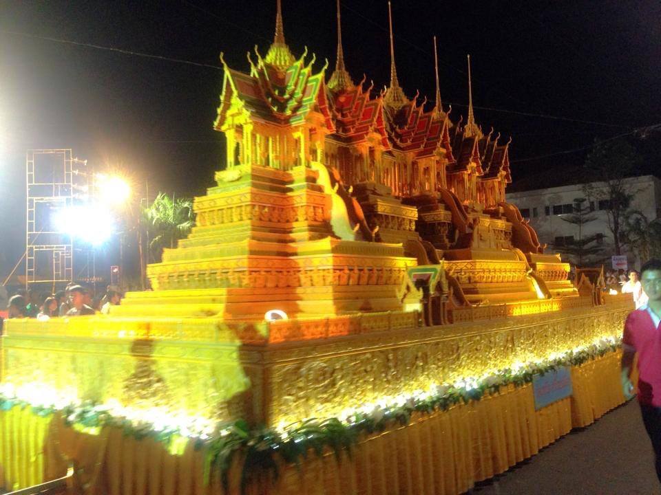 งามเป็นหนึ่งปราสาทผึ้งเมืองสกล