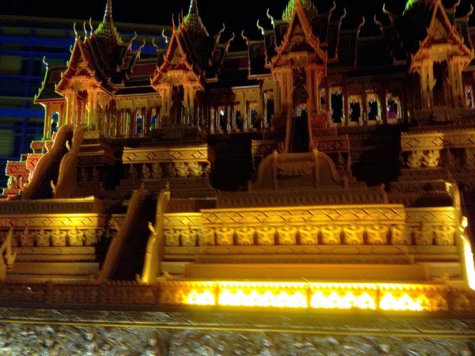 งามเป็นหนึ่งปราสาทผึ้งเมืองสกล