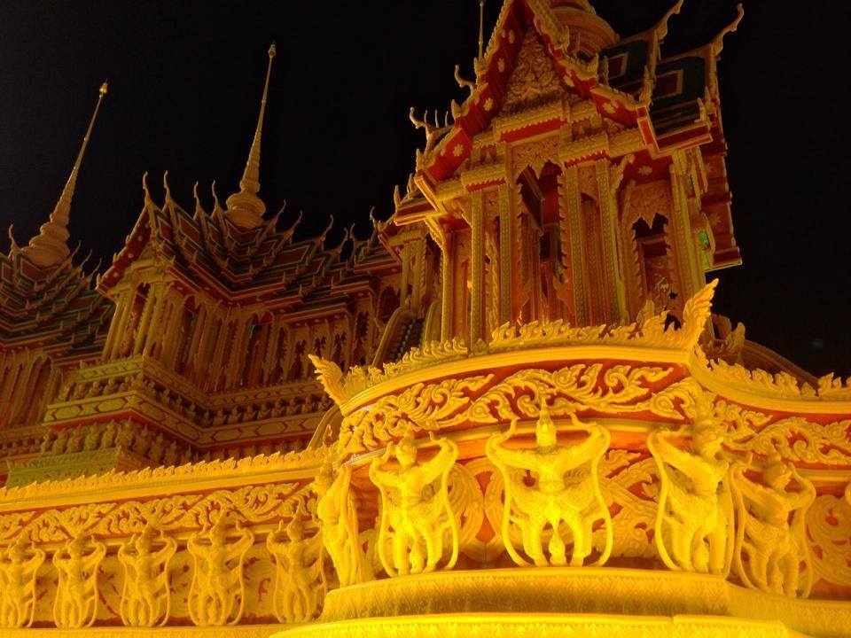 งามเป็นหนึ่งปราสาทผึ้งเมืองสกล
