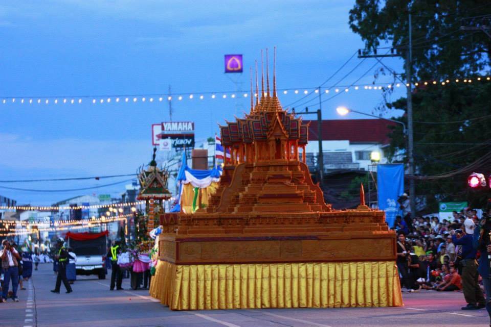 งามเป็นหนึ่งปราสาทผึ้งเมืองสกล