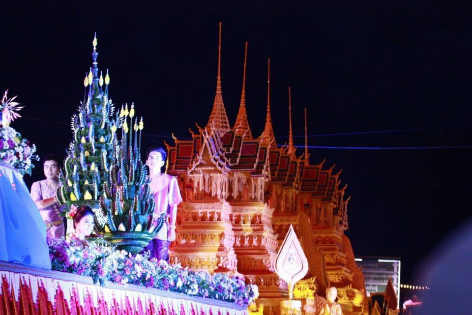 งามเป็นหนึ่งปราสาทผึ้งเมืองสกล