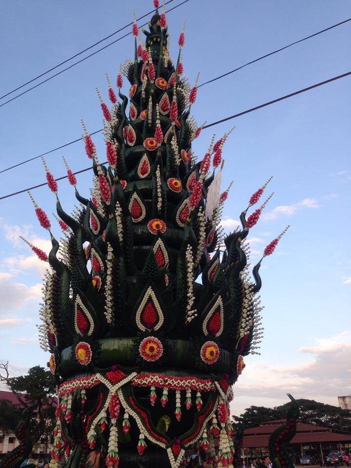 งามเป็นหนึ่งปราสาทผึ้งเมืองสกล