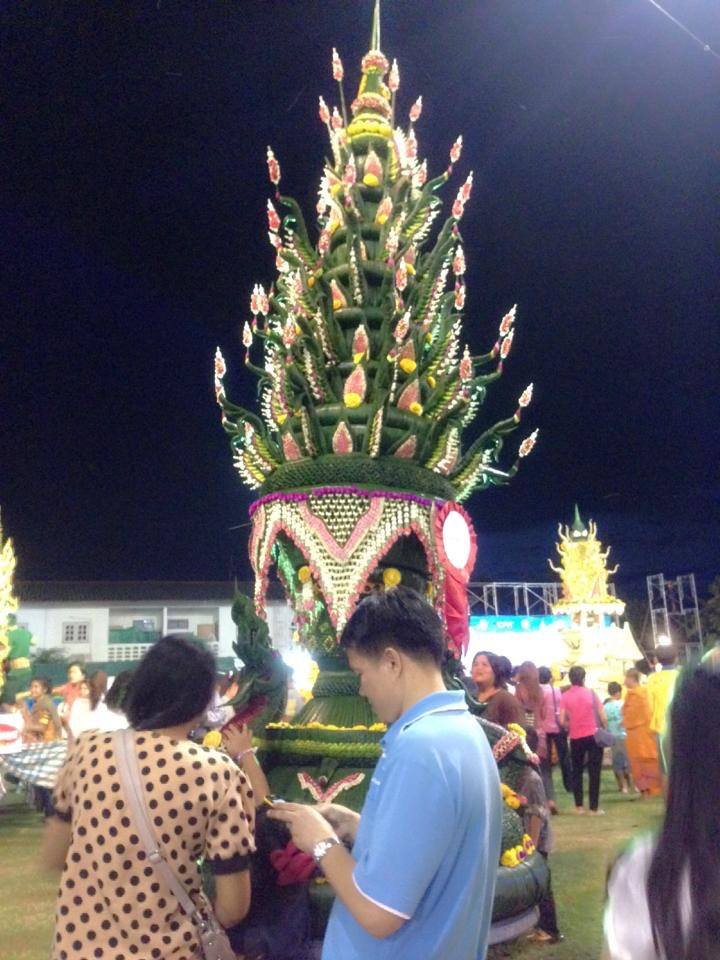 งามเป็นหนึ่งปราสาทผึ้งเมืองสกล