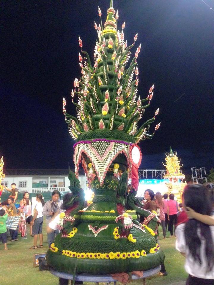 งามเป็นหนึ่งปราสาทผึ้งเมืองสกล