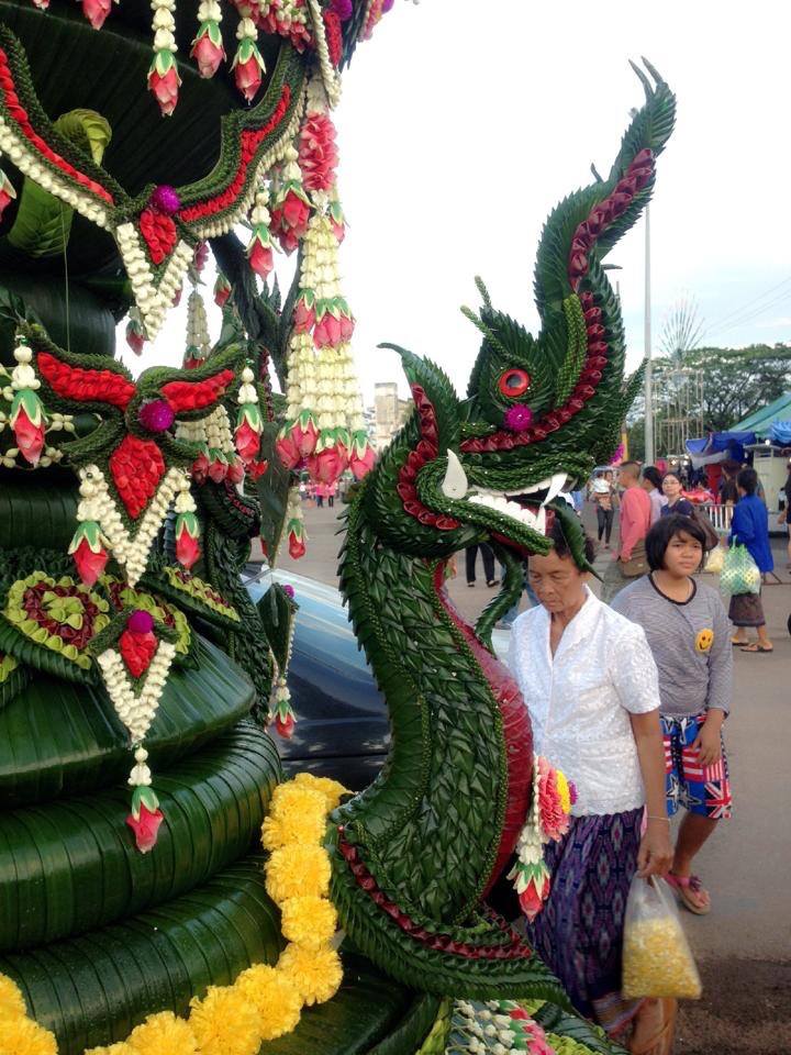งามเป็นหนึ่งปราสาทผึ้งเมืองสกล