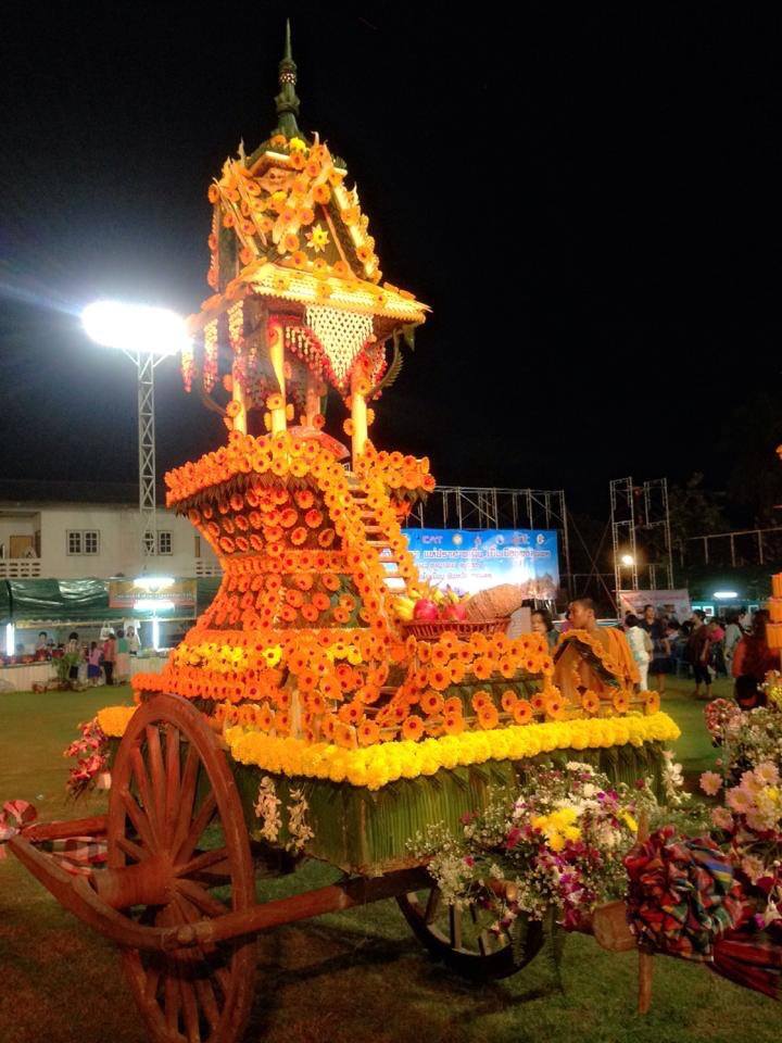 งามเป็นหนึ่งปราสาทผึ้งเมืองสกล