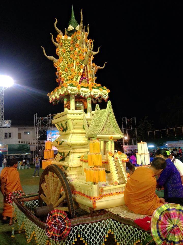 งามเป็นหนึ่งปราสาทผึ้งเมืองสกล
