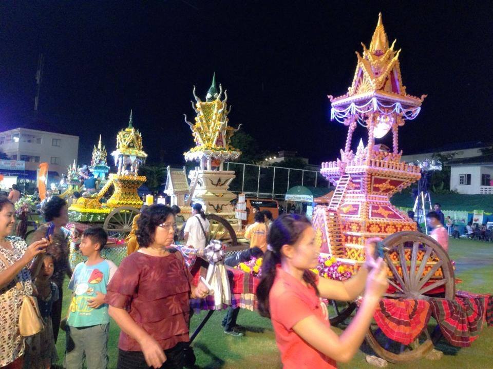 งามเป็นหนึ่งปราสาทผึ้งเมืองสกล