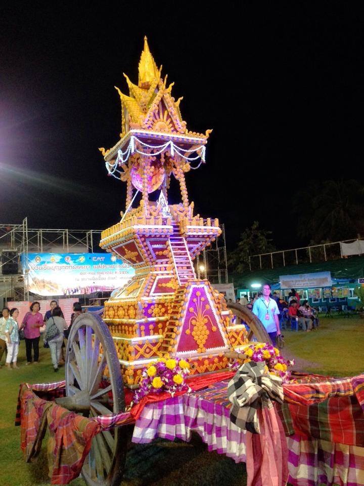 งามเป็นหนึ่งปราสาทผึ้งเมืองสกล