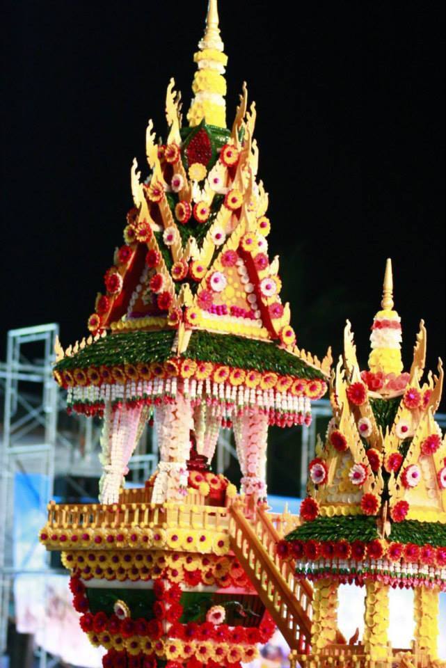 งามเป็นหนึ่งปราสาทผึ้งเมืองสกล