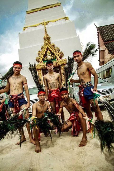 งามเป็นหนึ่งปราสาทผึ้งเมืองสกล