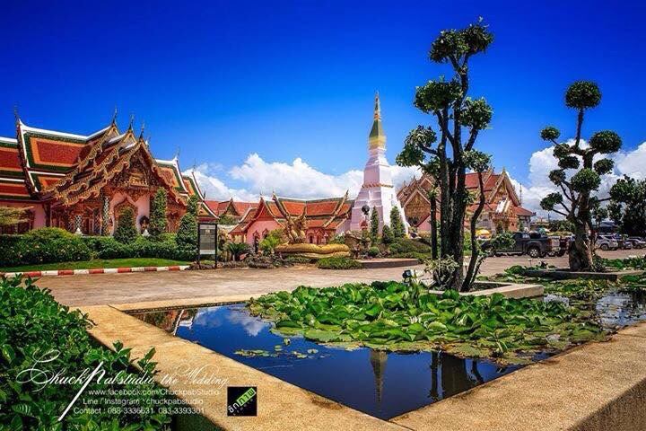 งามเป็นหนึ่งปราสาทผึ้งเมืองสกล
