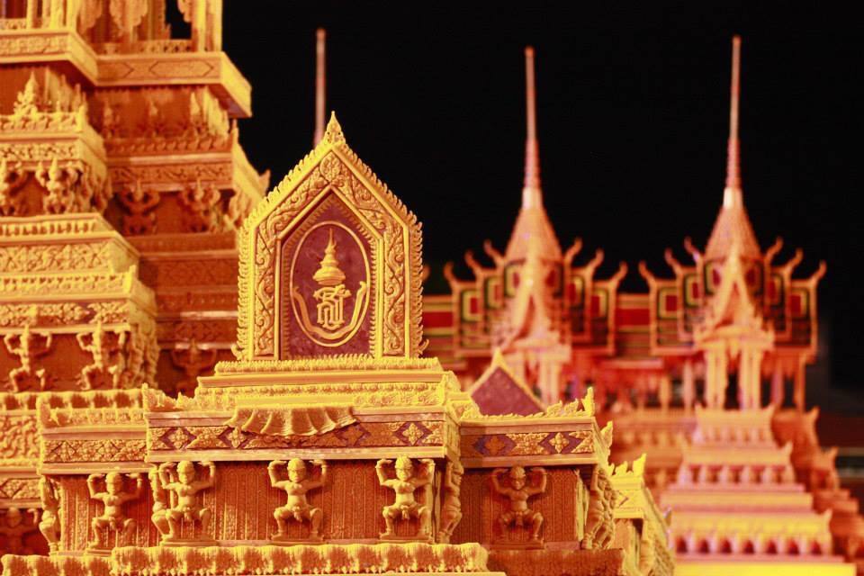งามเป็นหนึ่งปราสาทผึ้งเมืองสกล
