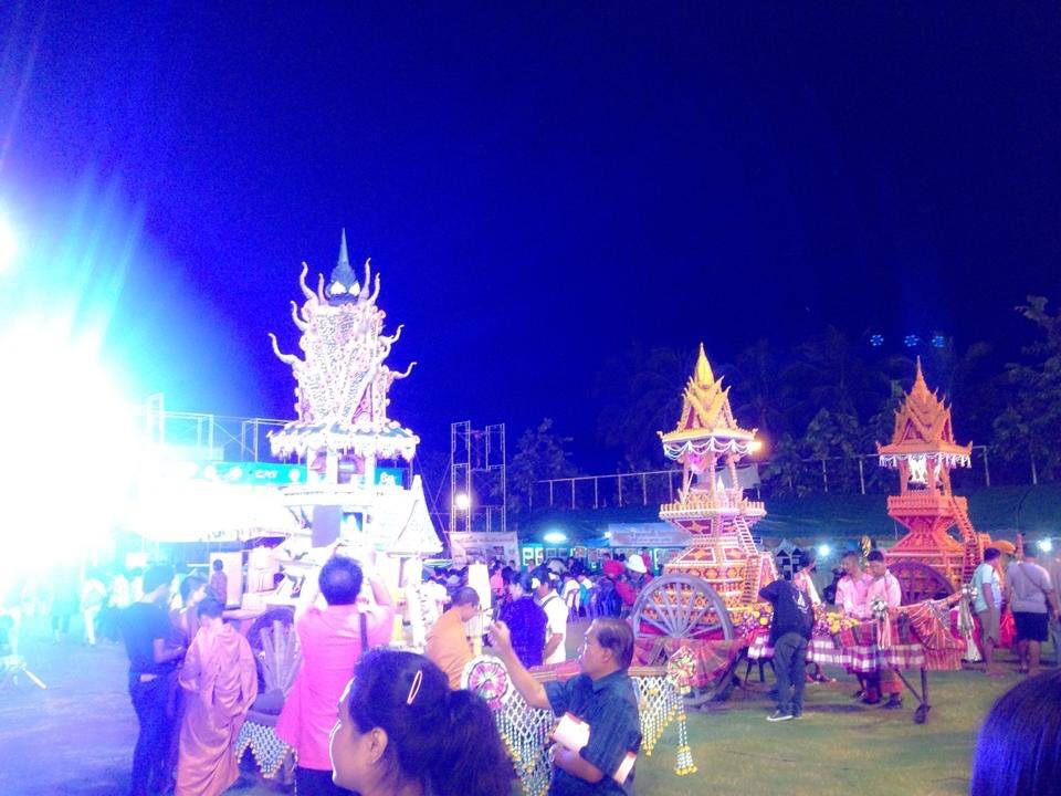 งามเป็นหนึ่งปราสาทผึ้งเมืองสกล
