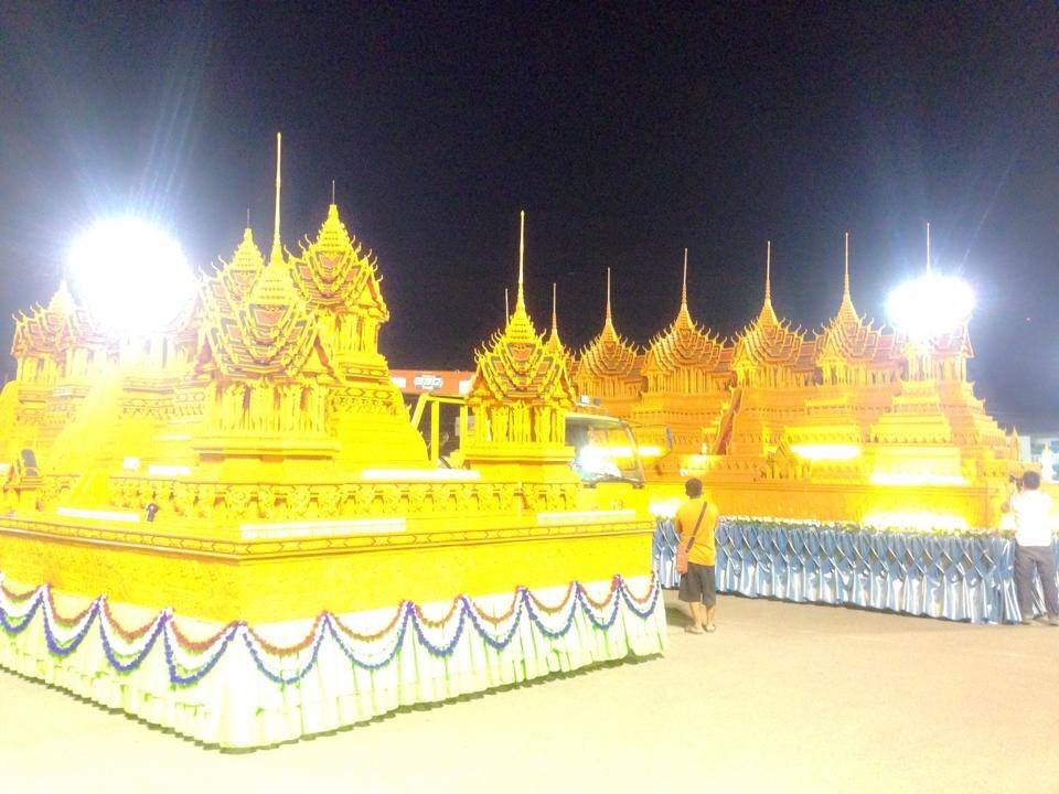 งามเป็นหนึ่งปราสาทผึ้งเมืองสกล