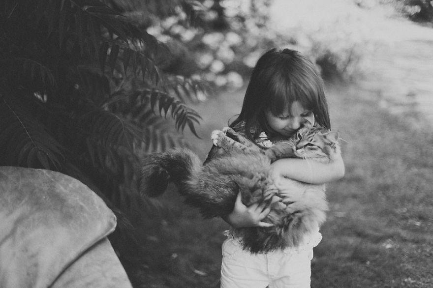 เด็กน้อยปะทะน้องเหมียว น่ารักน่าฟัด :3